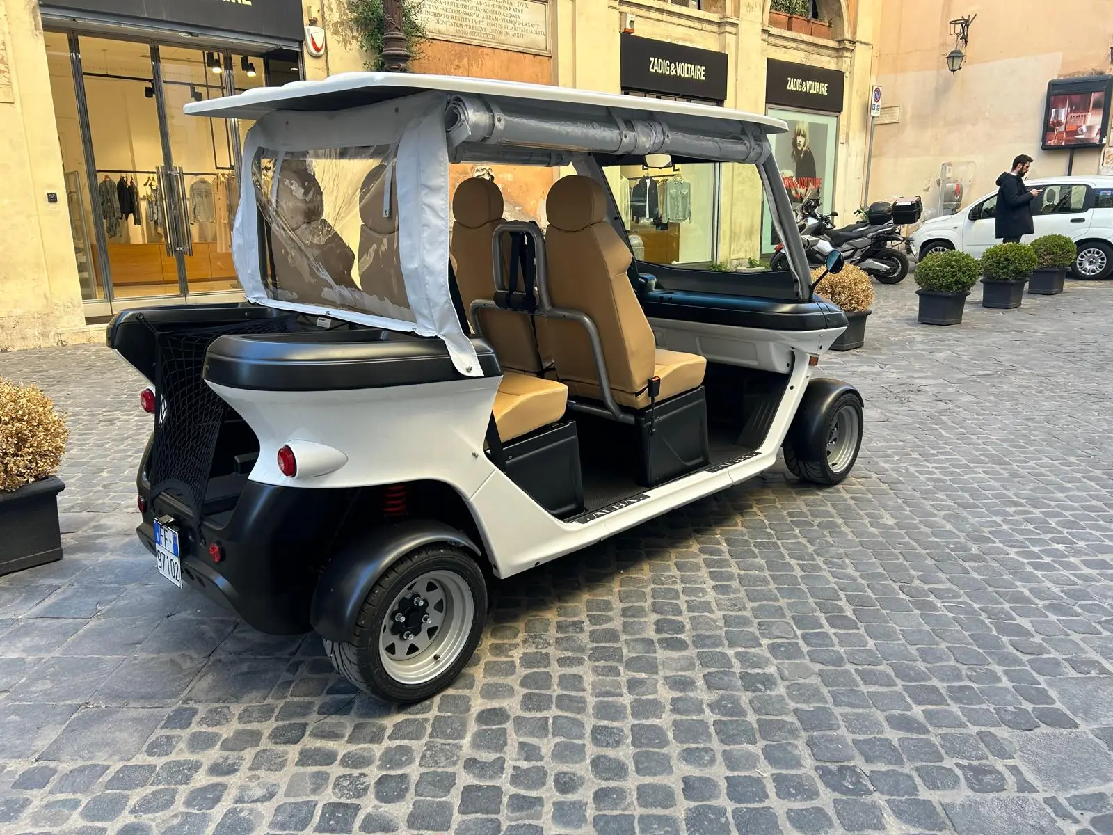 Real VIP IN LIMO electric golf cart in the historic center of Rome