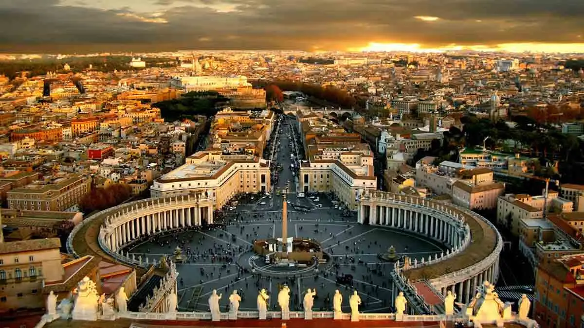 Saint Peter Square and Vatican skyline as the focus of a private Rome day
